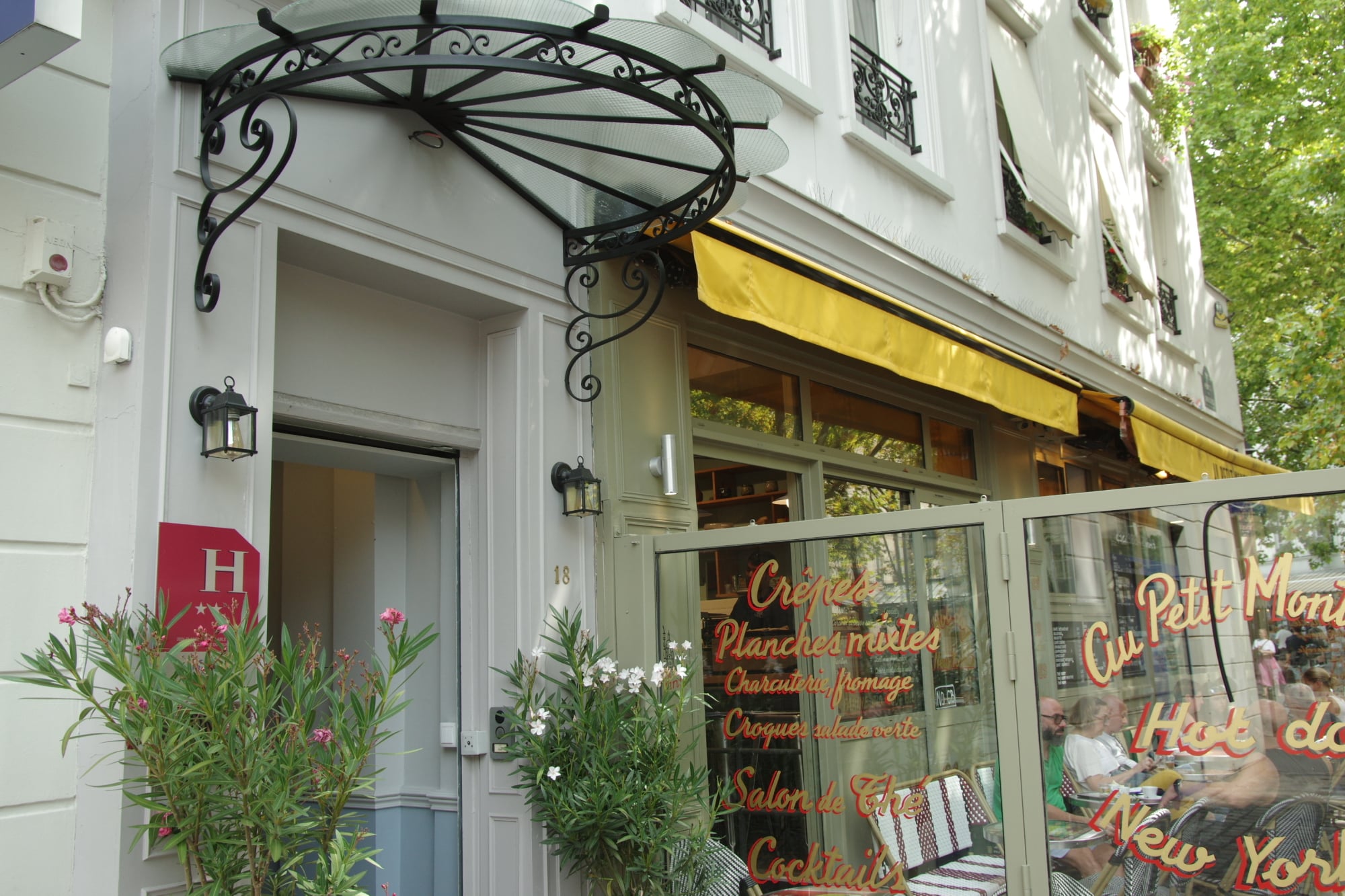 l'entrée de l'hôtel Regyn's