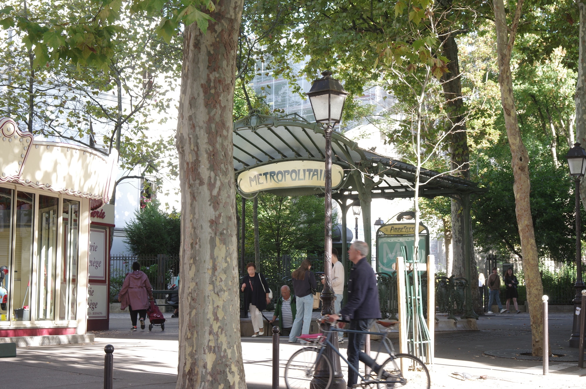 le métro Abbesses à deux pas